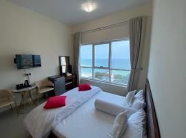 Family rooms with beach view يستضيف مكان الإقامة هذا العائلات فقط，位于阿吉曼的旅馆