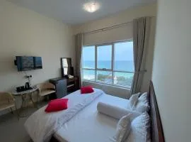 Family rooms with beach view يستضيف مكان الاقامة هذا العائلات فقط