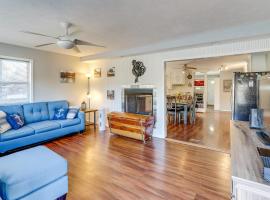 Lakefront Highland Home with Private Fishing Dock!，位于Hardy的酒店