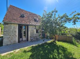 Gîte charmant en Berry avec terrasse, jardin, parking et chauffage inclus - FR-1-591-364，位于Lignac的酒店