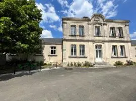 École rénovée avec terrasse, 3 chambres, draps, ménage et chauffage inclus - FR-1-591-344