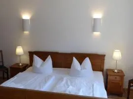 Gut-Rattelvitz-Parterre-C-hochwertig-Sauna-Kamin-eTankstelle-Spielscheune-15-000qm-Parkland