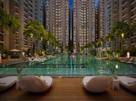 Downtown Delight With Swimming Pool，位于勒克瑙的公寓