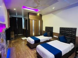 HOTEL COSMOS，位于勒克瑙Chaudhary Charan Singh International Airport - LKO附近的酒店