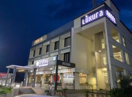 Hotel Luxura，位于Siddhapur的酒店
