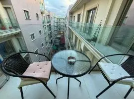 Central Large Apt Next to the Beach