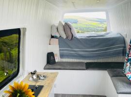 Viv The VW Campervan - Drive Away，位于尼思的豪华帐篷