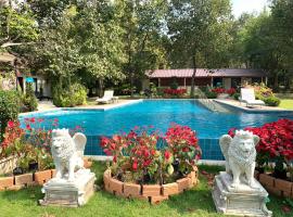 Baan Pingkan Wellness Resort，位于山甘烹的带泳池的酒店