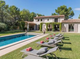 high standard provencal bastide with heated pool in lourmarin in the luberon, vaucluse. 10 people，位于卢马罕的酒店