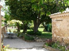 typical provencal mas with pool, a little corner of paradise with view of sainte victoire, close to aix en provence, sleeps 10.，位于沃内勒的酒店