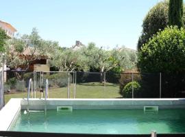 nice villa with heated swimming pool, in the center of the village of aureille, 8 persons, near baux de provence, in the alpilles，位于Aureille的度假屋