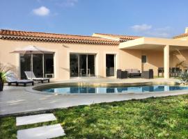 very pretty contemporary villa with heated pool located in aureille in the alpilles, close to the center on foot. sleeps 4.，位于Aureille的度假屋