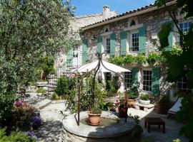 Semi-detached provencal farm with swimming pool，位于奥尔冈的酒店