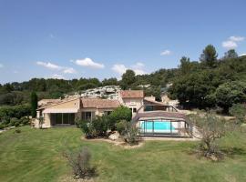 charming villa with heated swimming pool near eygalières, in the heart of the regional natural park of the alpilles in provence – 8 people，位于奥尔冈的度假屋