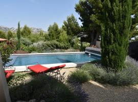 magnificent detached villa with heated swimming pool and jacuzzi, in aureille, in the alpilles – 8 people，位于Aureille的酒店
