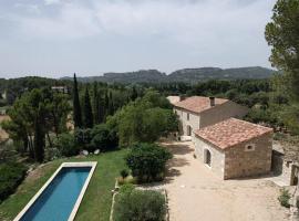 property in les baux de provence, private pool, magnificent view, ideal for 10 people in the alpilles.，位于莱博德普罗旺斯的酒店