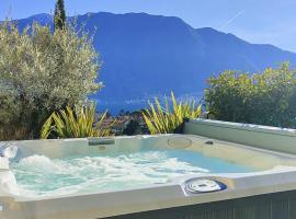 Magic Garden with Jacuzzi-Pool and Luxury Lake Como view，位于伦诺的公寓
