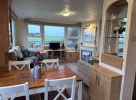 Captivating 2-Bed static caravan in Holyhead，位于Llanfachraeth的酒店