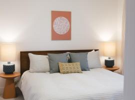 The Willow Revelstoke - Top Floor Condo，位于雷夫尔斯托克的酒店