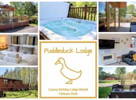 Puddleduck Lodge with Hot Tub on Felmoor Park，位于莫珀斯的酒店