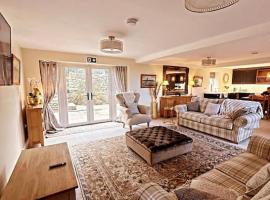 Converted Barn with Hot Tub, The Hayloft.，位于康福斯的酒店