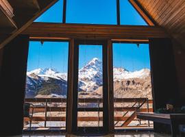 RestArt Cottages in Kazbegi，位于卡兹贝吉的酒店