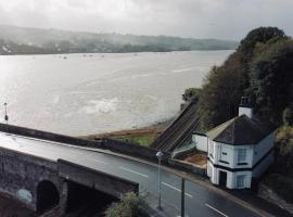 Historic 'Old Toll House' Shaldon Bridge，位于廷茅斯的酒店