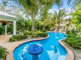 Coconut Lagoon - Lovely Historic Renovated Cottage wHuge Heated Pool Backyard OasisCabanaBar