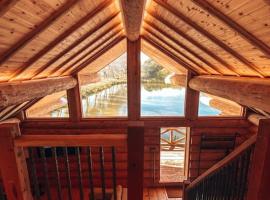 Log Cabin/Hot Tub on Private Lake Jurassic Coast，位于布里德波特的酒店