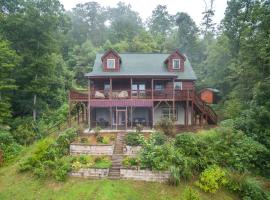 Blue Bear Cabin Hot Tub 3 BR AVL Area Mountain Views Gas Fireplace，位于Gerton的酒店