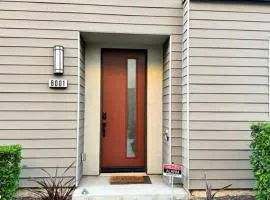3 Bedroom Townhome with Large Living Area
