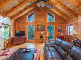 Dancing Bears Cabin Breathtaking Sunrise Mountain Views!，位于Old Fort的酒店