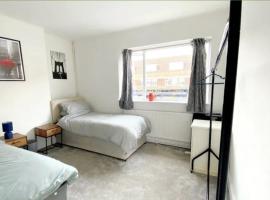 4 bedroom property close to the Harry Potter studio and Watford junction，位于利夫斯登格林的酒店