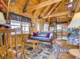 Quaint Dahlonega Cabin with Cavenders Creek Access!，位于达洛尼加的酒店