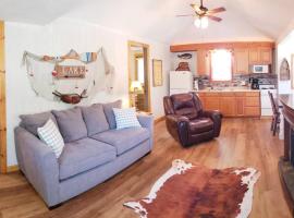 Lakeside Retreat - Romantic Cabin - Resort Pool, Dock, Fire Pit!，位于Forsyth的木屋