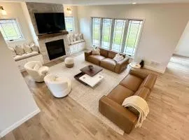 New Farmhouse, King Beds, Game Room, Hot Tub & View!