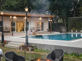 ELIVAAS 6 BHK Farmstay with Pvt Pool & Garden - Esh，位于古尔冈的酒店