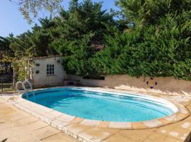 Mas Provençal de 120m2 en Camargue, Avec Piscine et Parking inclus, Idéal pour des vacances，位于阿尔勒的度假屋