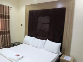 Charles deluxe hotel and apartments，位于贝宁城的酒店