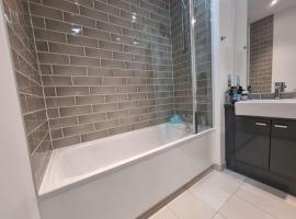 ExCeL London 3 Bed -Lux Condo with Great Balcony，位于North Woolwich的带停车场的酒店