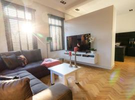 Spacious private apartement, 25min from Amsterdam，位于希佛萨姆的酒店