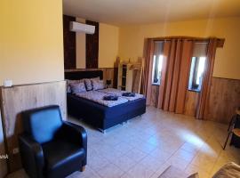 Panzio A mi Paradicsomunk，位于Véménd的酒店