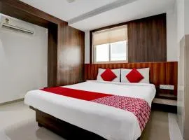 OYO Flagship Hotel Everest Lodging Vashi