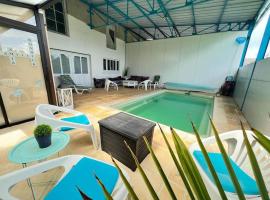 Chtx maison 7 pers jardin piscine，位于沙托鲁的酒店