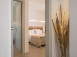 Beautiful Paros Villa - 1 Bedroom - Villa Rock - Private Jacuzzi and Garden View - Naousa，位于莱瓦贾的酒店