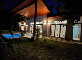 Cheerful 2 bedroom Villa with Pool