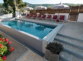Dependance Villa Sassolini，位于蒙特瓦尔基的带泳池的酒店