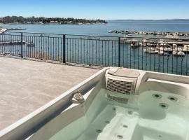 Cozy Apartment In Petrcane With Jacuzzi，位于佩特坎内的酒店
