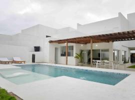 Espectacular casa en oferta con piscina privada y vista al mar，位于Carretal的度假屋