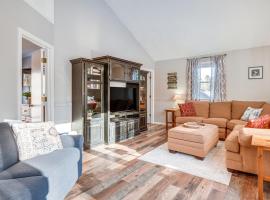 Quiet New Hampshire Getaway with Game Room!，位于Center Barnstead的酒店